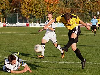 Der Torschuss des Sander Fabian Benkert (rechts) wird hier aus kürzester Entfernung noch abgeblockt. Foto: Günther Geiling