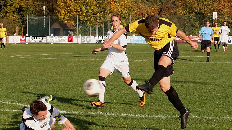 Der Torschuss des Sander Fabian Benkert (rechts) wird hier aus kürzester Entfernung noch abgeblockt. Foto: Günther Geiling