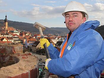 Er schwingt den Hammer: Vladimier Kuschnir reißt den alten Schornstein an der Sinnaustraße ein. Fotos: Ulrike Müller