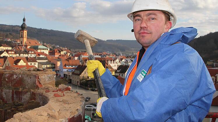 Er schwingt den Hammer: Vladimier Kuschnir reißt den alten Schornstein an der Sinnaustraße ein. Fotos: Ulrike Müller