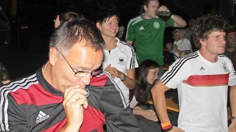 So sieht Liebe aus: Ein Besucher küsst sein Deutschlandtrikot.