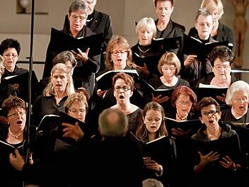 Mit großem Einsatz beeindruckten der Konzertchor Coburg Sängerkranz und der Dekanatschor Kronach unter Leitung von Marius Popp. Foto: Jochen Berger