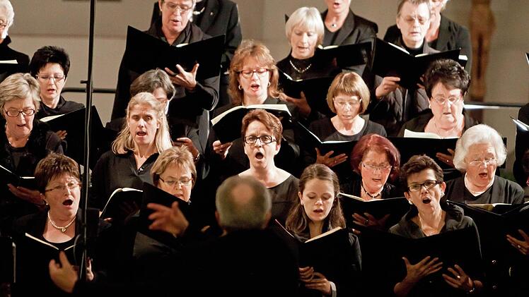 Mit großem Einsatz beeindruckten der Konzertchor Coburg Sängerkranz und der Dekanatschor Kronach unter Leitung von Marius Popp. Foto: Jochen Berger