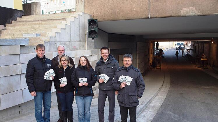 Ein Grund zum Feiern: Erster Bürgermeister Andreas Hügerich (Zweiter von rechts) und sein engagiertes Team der Tiefbauabteilung mit Georg Deuerling, Stadtbaumeister Jürgen Graßinger, Kerstin Schmidt, Diana Imhof (von links) und Thomas Kraus (rechts) freuen sich über die Wiedereröffnung der Unterführung zum 1. Dezember und laden zur Wiedereröffnungsfeier am 3. Dezember von 16 bis 20 Uhr ein.  Foto: Alfred Thieret