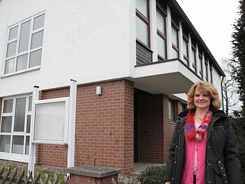 Sascha Seuß vor der ehemaligen neuapostolischen Kirche in Neuenmarkt, die sie zu einer Pflege-Wohngemeinschaft umbauen will. Foto: Jürgen Gärtner