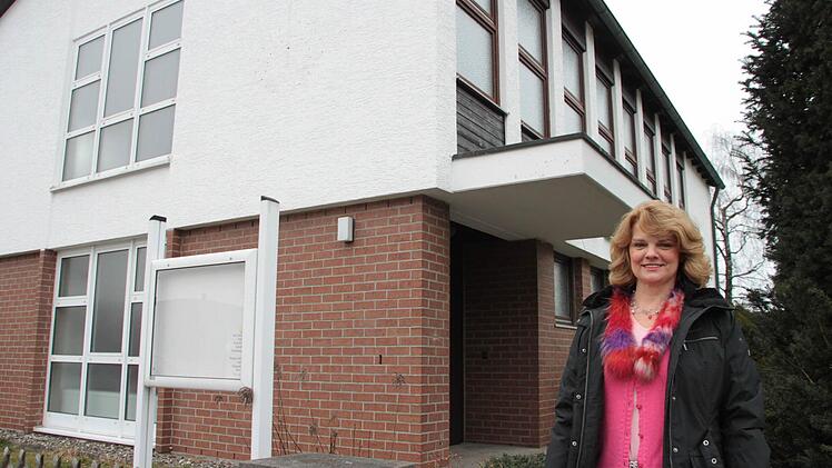 Sascha Seuß vor der ehemaligen neuapostolischen Kirche in Neuenmarkt, die sie zu einer Pflege-Wohngemeinschaft umbauen will. Foto: Jürgen Gärtner