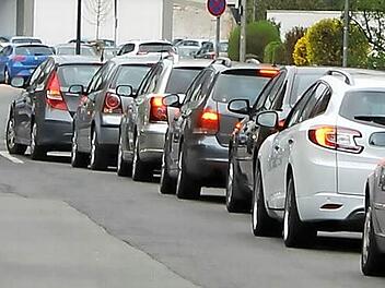 Die Schlange der wartenden Autos an der Kreuzung Callenbergerstraße und Raststraße ging teilweise bis zurück zur Unterführung. Fotos: Dominic Buckreus