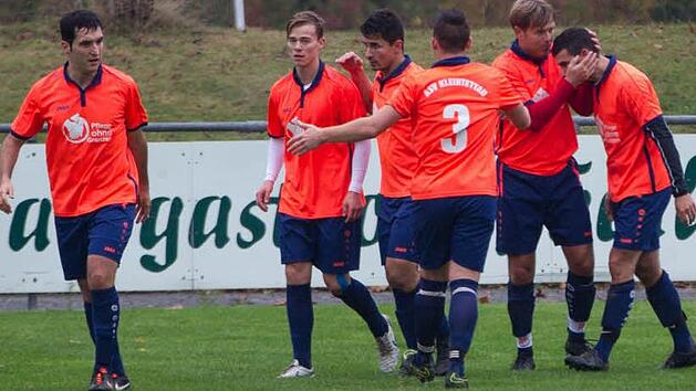 Ein Tor bejubeln konnten die Spieler des ASV Kleintettau mit ihren Trainer Christian H&auml;usler (2. von rechts) in den letzten Wochen vor der Winterpause wiederholt, unter anderem im Nachbarduell beim FC Mitwitz. Foto: Heinrich Wei&szlig;