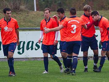 Ein Tor bejubeln konnten die Spieler des ASV Kleintettau mit ihren Trainer Christian Häusler (2. von rechts) in den letzten Wochen vor der Winterpause wiederholt, unter anderem im Nachbarduell beim FC Mitwitz. Foto: Heinrich Weiß