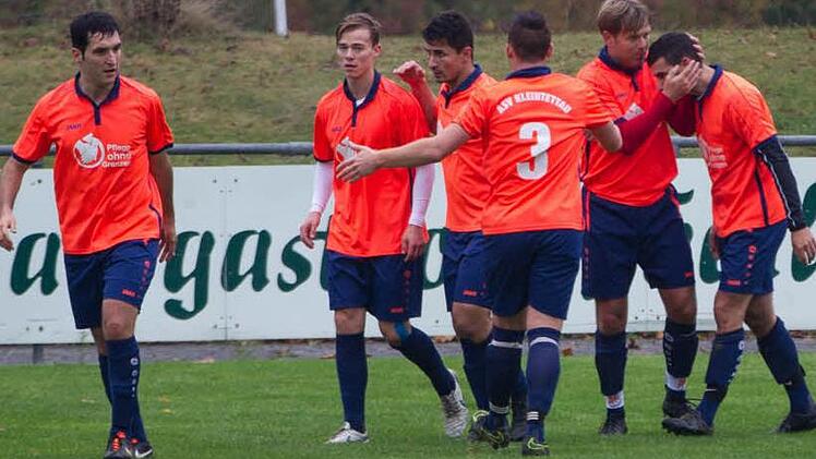 Ein Tor bejubeln konnten die Spieler des ASV Kleintettau mit ihren Trainer Christian Häusler (2. von rechts) in den letzten Wochen vor der Winterpause wiederholt, unter anderem im Nachbarduell beim FC Mitwitz. Foto: Heinrich Weiß