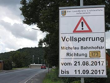 Ab heute ist die Kreisstraße LIF 13 in Michelau, die Bahnhofstraße, voll gesperrt. Für Fußgänger gibt es einen Weg zum Bahnhof und von dort in den Ort. Foto: Popp