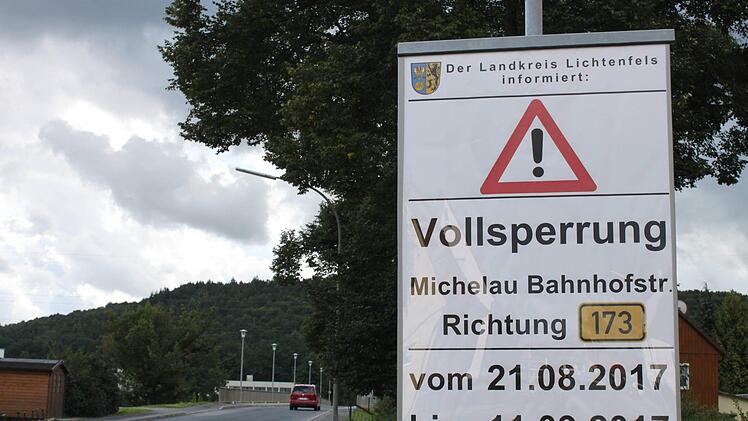 Ab heute ist die Kreisstraße LIF 13 in Michelau, die Bahnhofstraße, voll gesperrt. Für Fußgänger gibt es einen Weg zum Bahnhof und von dort in den Ort. Foto: Popp