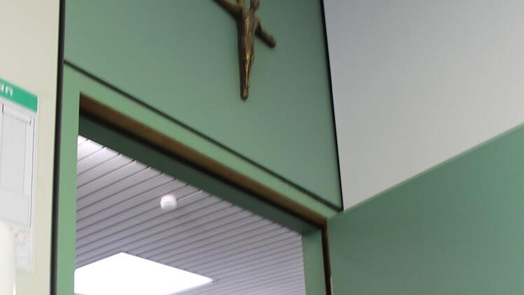 Noch fast in jedem Klassenzimmer am Gymnasium Höchstadt hängt ein Kruzifix über der Tür. Foto: Christian Bauriedel
