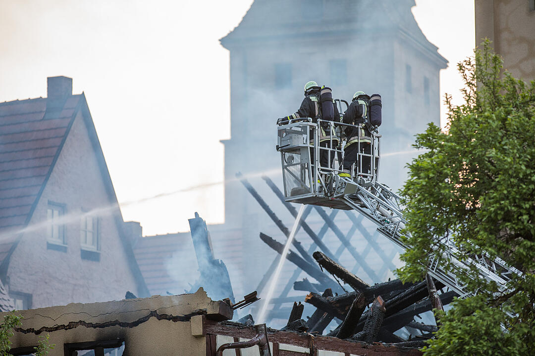 Historische Fachwerkhäuser in Spalt brennen aus - mehrere Verletzte