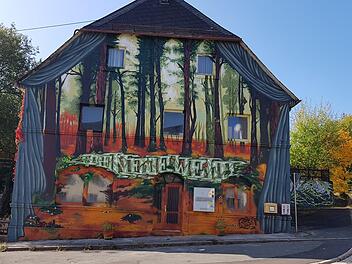 Den Entwurf der Fassade am früheren Gasthaus "Neue Welt" hat Kai Deckelmann in großen Teilen selbst erstellt. "Aber wir haben den Künstlern schon auch ein bisschen freie Hand gelassen," räumt er ein. Fotos: Maria Löffler