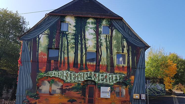 Den Entwurf der Fassade am früheren Gasthaus "Neue Welt" hat Kai Deckelmann in großen Teilen selbst erstellt. "Aber wir haben den Künstlern schon auch ein bisschen freie Hand gelassen," räumt er ein. Fotos: Maria Löffler