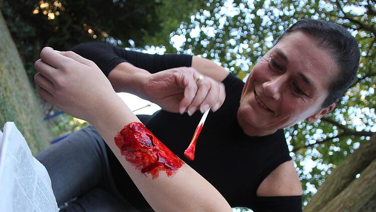 Papier, Latexmilch und Filmblut sind die Zutaten, aus denen Michelle Zausinger täuschend echt aussehende Wunden auf allen möglichen Körperteilen entstehen lässt. Diana Fuchs