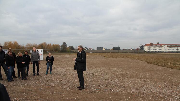 Inhaber Andreas Schneider, im Hintergrund die alte Produktionsstätte, das ehemalige Lindner-Gebäude Foto: Mathias Erlwein