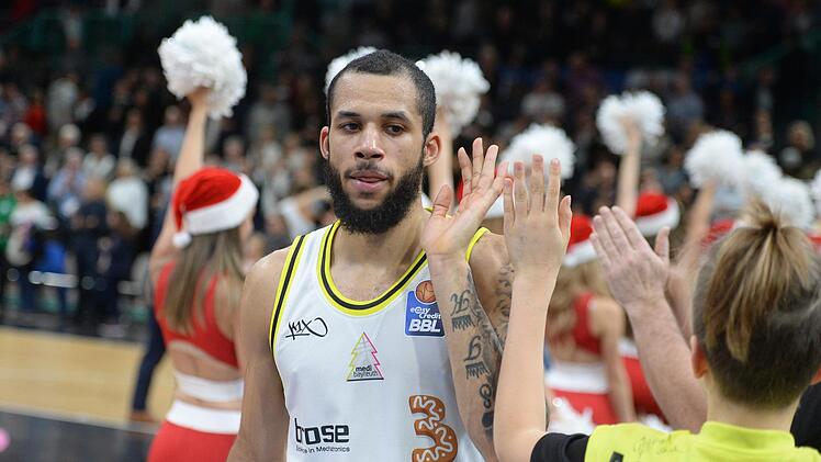 Kassius Robertson klatscht nach Spielende mit den Fans ab. Foto: Peter Mularczyk