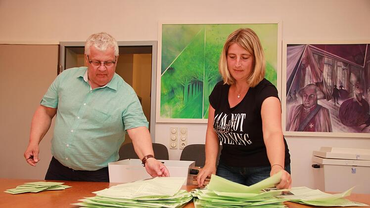 Wahlvorsteher Walter Herrmann und Wahlhelferin Melanie Kreutzer beim Auszählen der Bürgerentscheide. Die Höhe der Stapel halten sich die Waage, das Ergebnis fällt denkbar knapp aus.  Foto: Jürgen Gärtner