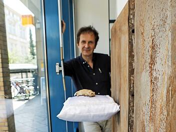 BBK-Vorsitzender Gerhard Schlötzer und die mumifizierten Ratten Foto: Barbara Herbst
