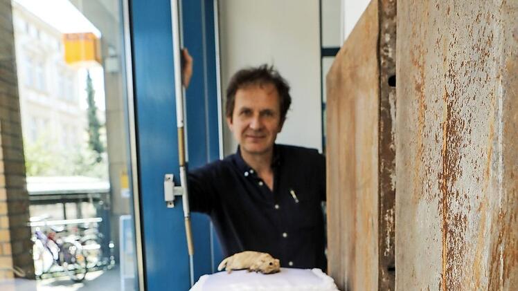BBK-Vorsitzender Gerhard Schlötzer und die mumifizierten Ratten Foto: Barbara Herbst