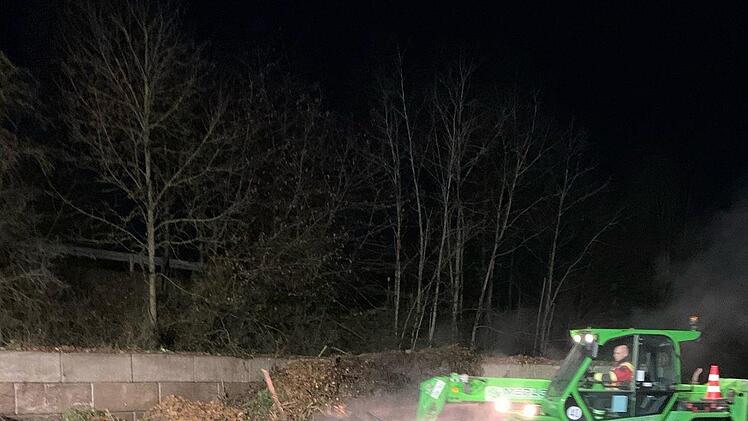 Mitte November musste die Feuerwehr sogar nachts nach Meschenbach. - Foto: Feuerwehr Untersiemau