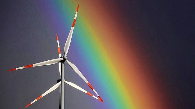 Windräder vor Regenbogen