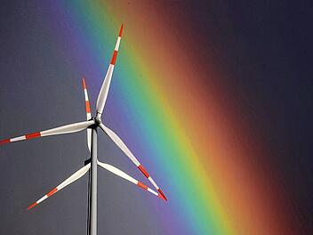 Windräder vor Regenbogen