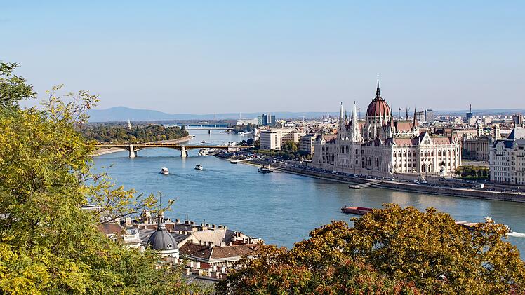 Budapest, Ungarns Hauptstadt, glänzt mit einer malerischen Altstadt und punktet mit vielen touristischen Anlaufstellen.