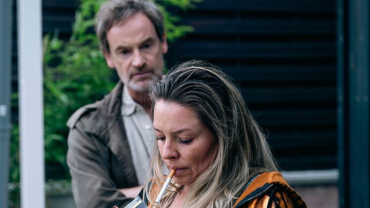 Im Dortmunder "Tatort: Feuer" spricht Peter Faber (Jörg Hartmann) mit Fanny Bellmes (Karolina Lodyga), einer guten Freundin des Opfers Meike Gebken. Die lebte im Frauenhaus - auf der Flucht vor ihrem schlagenden Ehemann. Wer findet im Frauenhaus Schutz - und ist es schwierig, dort einen Platz zu bekommen?