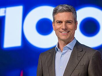 Ingo Zamperoni begr&uuml;&szlig;t wieder zwei Journalisten und 100 "Normalb&uuml;rger" zwecks Diskussion und Abstimmung &uuml;ber eine aktuelles sowie kontroverses Thema.