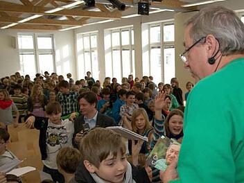 Schlangestehen für ein Autogramm: Die Ernestiner waren begeistert von Christoph Biemann, der gestern etwas anderen Unterricht machte. Fotos: Florian hecky