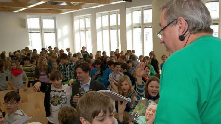 Schlangestehen für ein Autogramm: Die Ernestiner waren begeistert von Christoph Biemann, der gestern etwas anderen Unterricht machte. Fotos: Florian hecky
