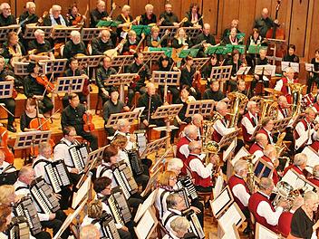 Zum Abschluss spielten mehrere Orchester, auch das Streichorchester aus Japan, gemeinsam das Stück "Mit Musik geht alles besser". Foto: Werner Vogel