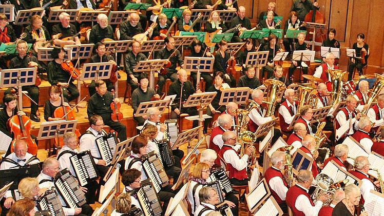 Zum Abschluss spielten mehrere Orchester, auch das Streichorchester aus Japan, gemeinsam das Stück "Mit Musik geht alles besser". Foto: Werner Vogel