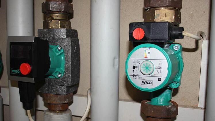 Energiesparende Effizienzpumpe (links) und herkömmliche Umwälzpumpe (rechts)