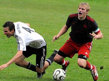 Eine schmerzhafte Begegnung hat der Ebenhäuser Marco Schraud (rechts) mit Philipp Kirchner, dem zweifachen Torschützen des TSV Steinach. Foto: Hopf