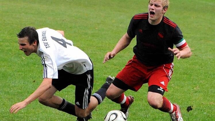 Eine schmerzhafte Begegnung hat der Ebenhäuser Marco Schraud (rechts) mit Philipp Kirchner, dem zweifachen Torschützen des TSV Steinach. Foto: Hopf