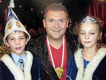 Bauchredner Pierre Ruby kümmerte sich auch um das Kinderprinzenpaar Elias I. und Lena I. und war für jeden Spaß zu haben. Foto: Beyer