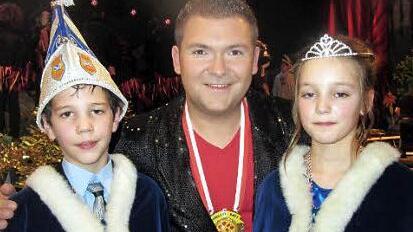 Bauchredner Pierre Ruby kümmerte sich auch um das Kinderprinzenpaar Elias I. und Lena I. und war für jeden Spaß zu haben. Foto: Beyer