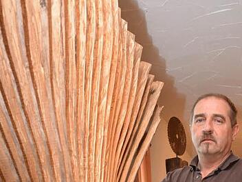 Robert Reuscher gibt Einblicke in seine Kunstscheune. Foto: Björn Hein