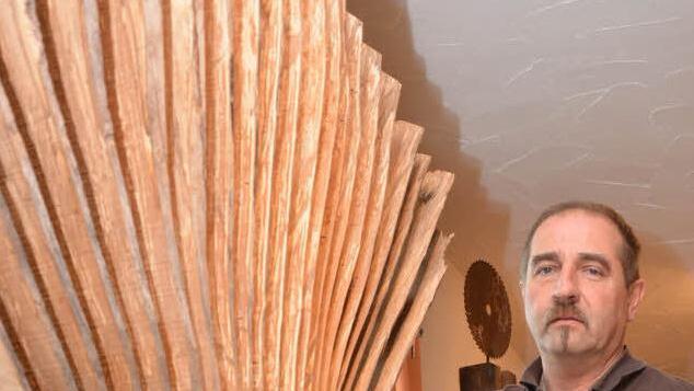 Robert Reuscher gibt Einblicke in seine Kunstscheune. Foto: Björn Hein