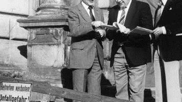 Wolfgang Protzner, Landrat Herbert Hofmann (Mitte) und OB Erich Stammberger als Retter des Langheimer Amtshofs, den der Freistaat verkaufen wollte. Dort wollte ein Investor ein "Hotel der besonderen Art" (Protzner) einrichten. Das vorbildlich sanierte und stadtbildprägende Gebäude beherbergt heute die PTA-Schule und die Akademie für Neue Medien.