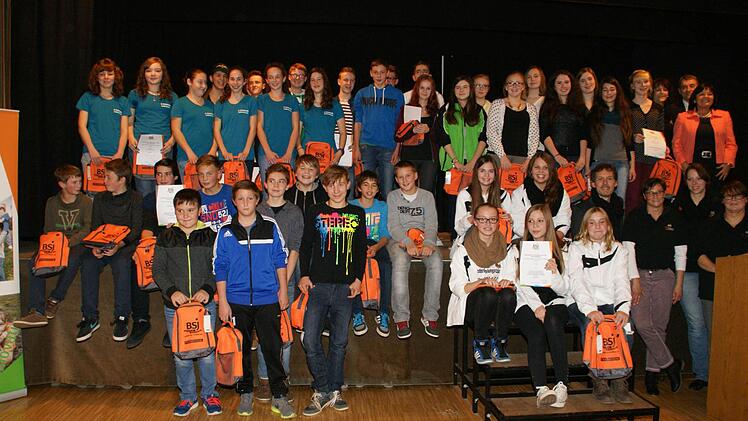 Erfolgreiche Fußballer, Kegler und Korbballer aus dem Landkreis freuten sich über die Ehrung durch die BSJ.