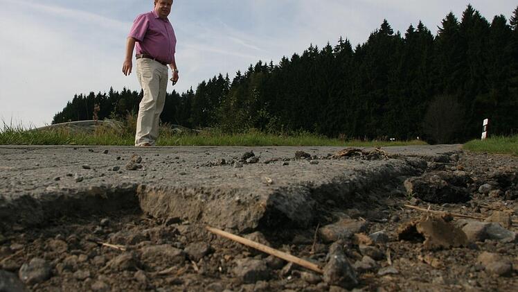 Eine Straße, die diesen Namen eigentlich nicht mehr verdient: die Gemeindeverbindung zwischen Schindelwald und Vollaufhof. Bürgermeister Werner Burger ist froh, den Neuausbau mit 90 Prozent Förderung angehen zu können. Foto: Archiv/Matthias Beetz