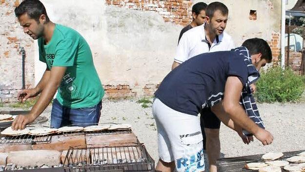 Die Asylsuchenden bereiteten vor ihrer Unterkunft landestypische Speisen zu. Foto: Gerda Völk