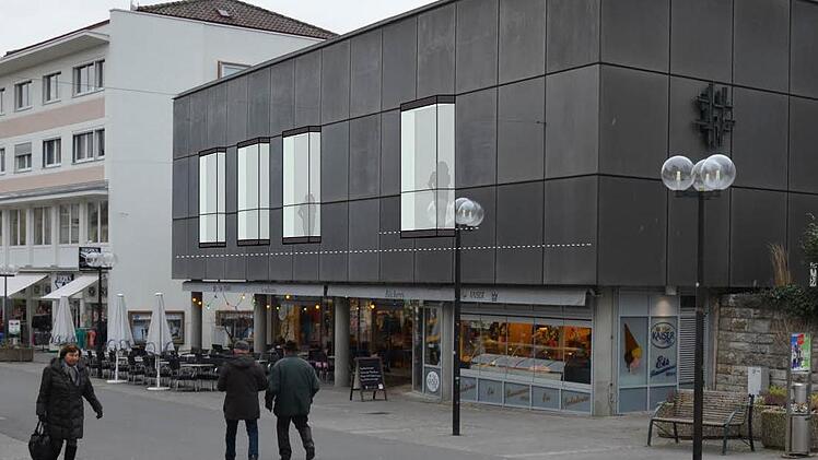 Insgesamt sechs Fenster sollen in Zukunft im großen Sitzungssaal für Tageslicht sorgen.  Fotomontage: Reinhard Seufert