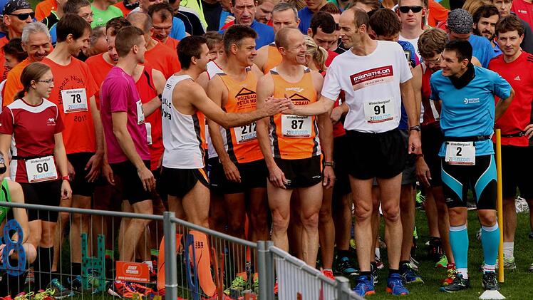 Organisator Tobias Reßmann (Nummer 2) mit Uli Pfuhlmann (91) und Gesamtsieger Christian Schlapp (87)