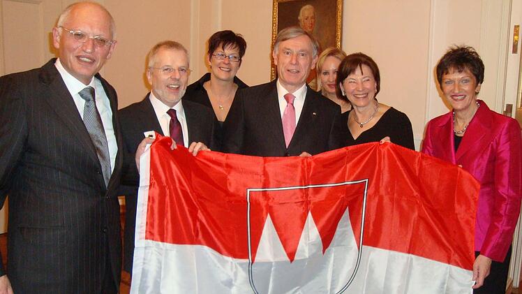 Eine Frankenfahne überreichte die Kulmbacher Delegation 2010 an Bundespräsident Horst Köhler. Im Bild (von links) der Vizepräsident der Europäischen Kommission, Günter Verheugen, Hans-Hermann Drenske, Nicole Schwager (Mitarbeiterin Verheugens), Bundespräsident Köhler, Anne Müller (Mitarbeiterin Verheugens), Eva Luise Köhler und Landtagsabgeordnete Inge Aures.  Foto: privat